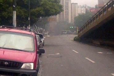 ¡SIGUEN LAS PROTESTAS! Con barricadas cierran calles en Caracas este #12J (+ Fotos)