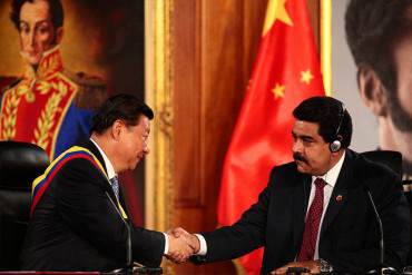 ¡HUNDIDOS! Venezuela se hipoteca a China y Grecia flota con salvavidas de la Unión Europea