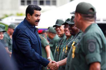 ¡PREOCUPADO POR SU FUTURO! Maduro asciende a 200 generales de la FANB