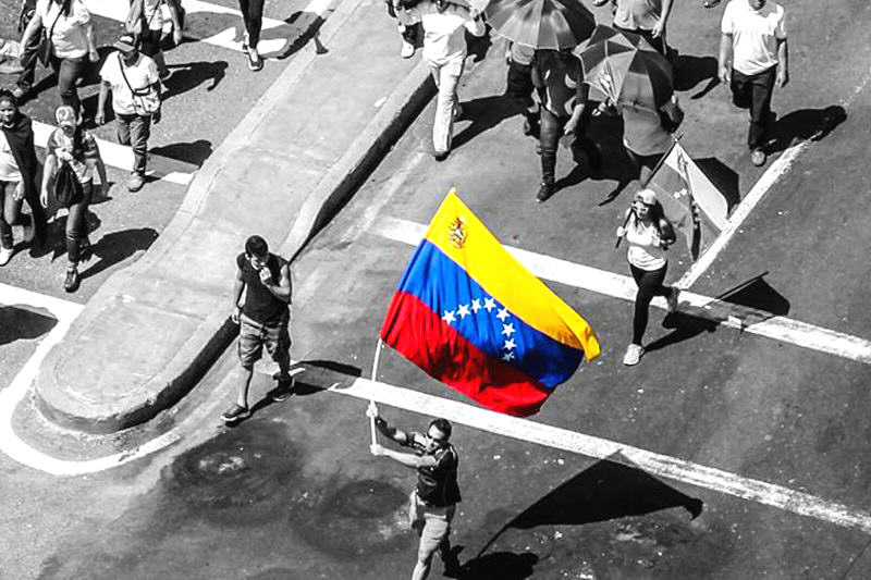 Protestas-en-Venezuela-Bandera-de-Venezuela-Manifestaciones-Calles-Estudiantes-Venezolanos-800x533