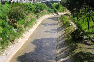 ¡INSEGURIDAD DESATADA! Hallan cadáver de hombre flotando en el río Guaire