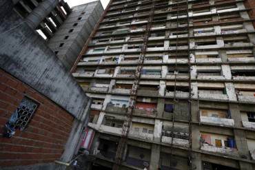 ¡LES GUSTÓ EL RANCHO! Más de 300 familias se niegan a abandonar la Torre de David