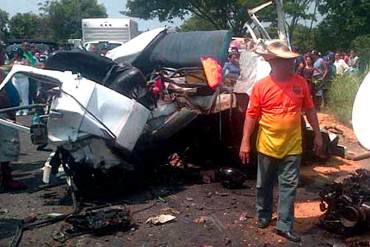 ¡APARATOSO ACCIDENTE! Mueren 8 psuvistas cuando regresaban de votar