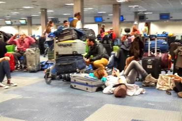 ¡LO VUELVEN A HACER! Conviasa deja varados a otros 400 pasajeros en Maiquetía