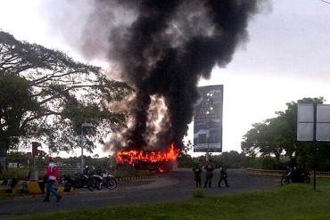¡AY NICOLÁS! Trabajadores de Sidor queman bus y arman guarimba en Puerto Ordaz (+ Fotos)