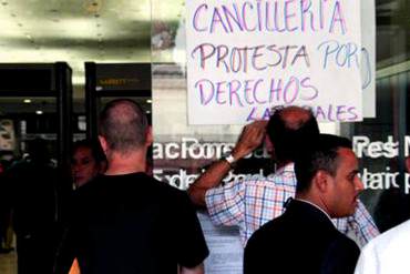 ¡TAMBALEA EL RÉGIMEN! Cancillería se paraliza por protesta de trabajadores