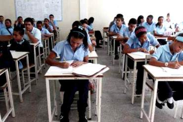 ¡EN PLENA CLASE! Delincuentes amenazaron con pistola a un profesor y robaron a los alumnos