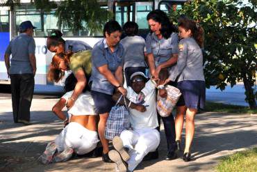¡RAYANDO EN LO ABSURDO! Detienen a 100 Damas de Blanco por protestar en Cuba