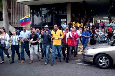 ¡AY JESSE! Trabajadores de Corpoelec se encadenaron como medida de protesta