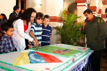 ¡NO SE CONSIGUE HARINA PERO…! Miren la gigantesca torta que le hicieron a Chávez