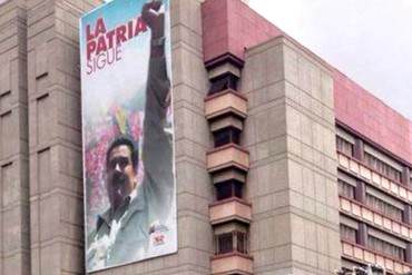LA FOTO: Una mega valla de Maduro en Palacio de Justicia contrasta con opositores