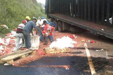 ¡SOLO EN REVOLUCIÓN! Venezolanos saquean carga de perrarina en la ARC