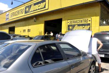 ¡EN SOCIALISMO! En la Duncan duermen los venezolanos para cambiar baterías de sus carros