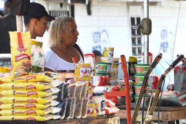 ¡SIGUEN LAS AMENAZAS! Le quitarán la nacionalidad a buhoneros que vendan productos regulados