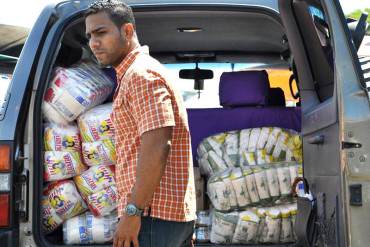 ¡LEY PA’ PENDEJOS! Buhoneros venden productos de la cesta básica por «bultos» (+Foto)