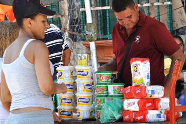 ¡INCAPAZ AL MANDO! Buhoneros se burlan de prohibición de Maduro de vender alimentos