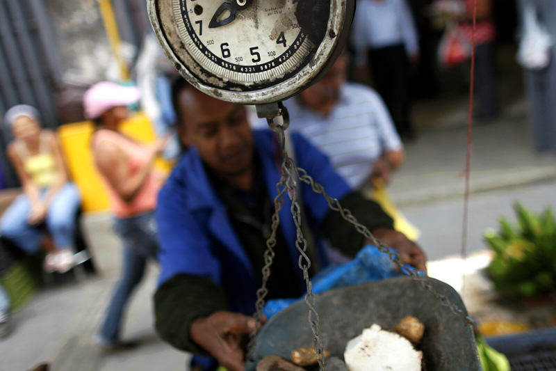 Colas-para-Comprar-Supermercados-Bolivares-Inflacion-en-Venezuela-Crisis-Economica-2-800x533