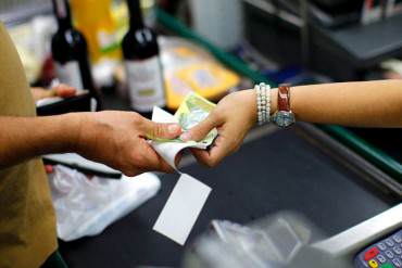 ¡BRUTAL INFLACIÓN! Con salario venezolano se compra 30% MENOS que hace 2 años