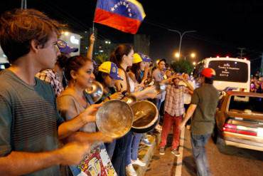 ¡VAMOS VENEZUELA! Jóvenes encadenados en Altamira convocan a cacerolazo nacional HOY 7PM!!