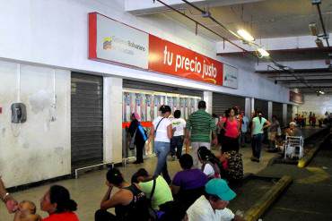 ¡MISERABLE! Compradores pernoctan y pagan hasta 400 bolívares por entrar en el Bicentenario