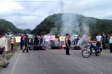 ¡CRISIS EN EL PAÍS! Cierran autopista Charallave-Ocumare del Tuy para exigir seguridad (+ Fotos)