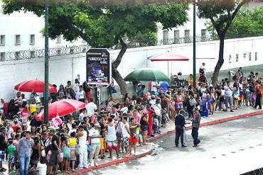 ¡INCREÍBLE! En la patria de Bolívar se hace cola para TODO… ¡Incluso para ir a la PLAYA!