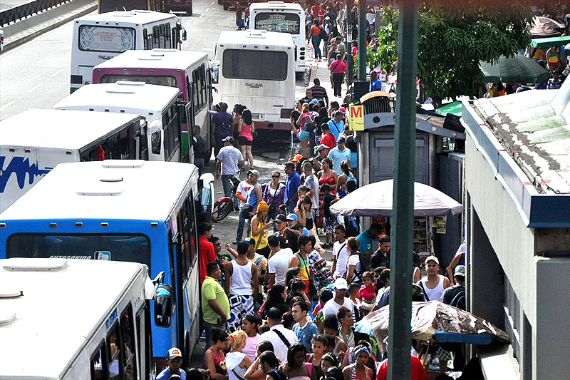 ¡TURISMO BACHAQUERO! Viajeros en cola para tomar buses y expresos: Denuncian reventa de boletos