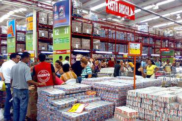 ¡DOBLE TÁNGANA! Se cayeron a «PUÑO LIMPIO» y luego por las «GREÑAS» en Makro por comida