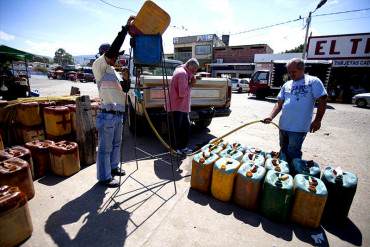 ¡GUISO AL DESCUBIERTO! Así contrabandean nuestra gasolina con apoyo de la GNB (Video)