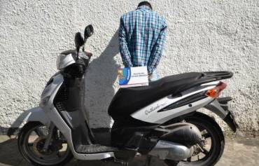 ¡EL COLMO DE LOS COLMOS! Atrapan a GNB que manejaba con moto ROBADA y solicitada