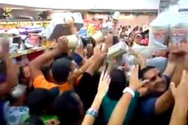 ¡INDIGNANTE! En Video: Se desata la FURIA por la llegada de la leche a un supermercado del país