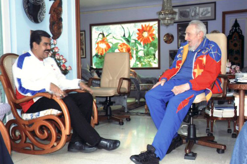 ¡QUÉ BONITO! Con nuestro dinero Maduro le ofreció una serenata a Fidel Castro en La Habana