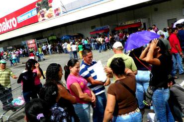 ¡ASÍ DE INSÓLITO! Por tener largas COLAS Gobierno multó a Makro con más de 4 millones de dólares