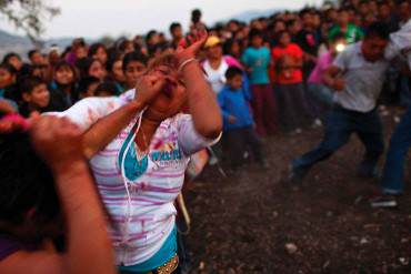 ¡PURA PATRIA! Empleado de Mercal lanza TIROS al aire para calmar TÁNGANA de compradores (+Foto)