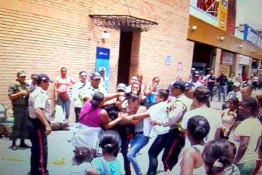 ¡NOS LLEVARON A LA MISERIA! Madres se caen a GOLPES por pañales y detergente en Guárico