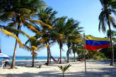 ¡UN DESTINO NO TAN CHÉVERE! Se requieren DOS meses de sueldo para costear un día de playa