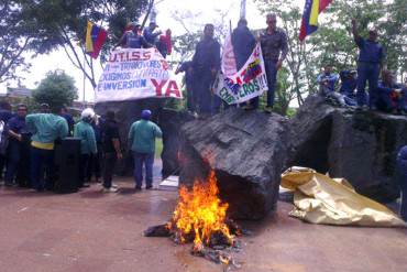 ¡SE DESPLOMA EL CHAVISMO! Clase obrera de Sidor anuncia retiro masivo del PSUV