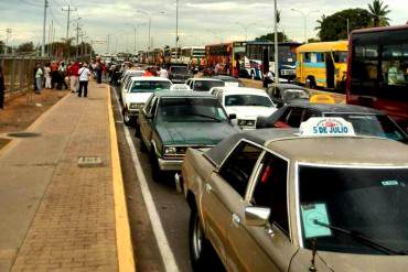 ¡CAOS! Transportistas TRANCAN vías importantes en Maracaibo y Petare como señal de protesta