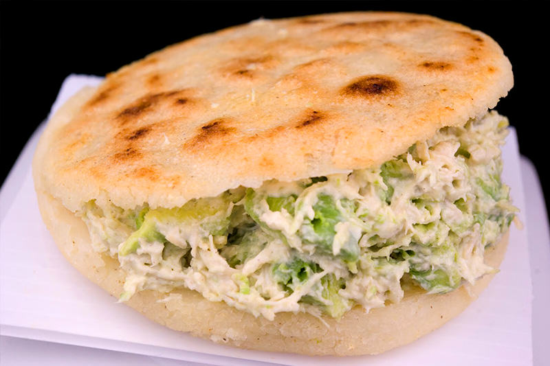 ¡ASÍ DE INCREÍBLE! Una arepa reina pepiada ya cuesta Bs. 800, casi el 10% del sueldo mínimo