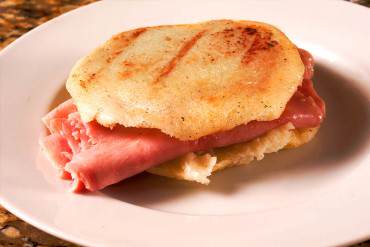 ¡EL RELLENO DE LA AREPA EN VEREMOS! Queso y jamón ya pisan los 500 bolívares