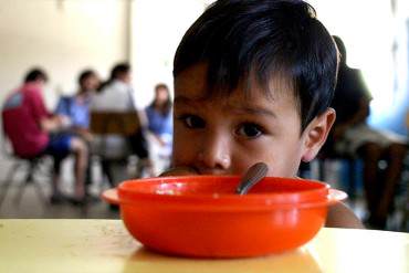 ¡FATAL! Escasez de alimentos ya tocó el plato de comida de los más chiquitos en escuelas del país