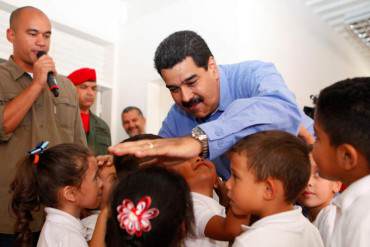 ¡COCHINO ADOCTRINAMIENTO! Maduro ordena a niños hacer cartas y dibujos contra Obama