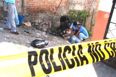 ¡VIOLENCIA DESATADA! Asesinan a una joven pareja frente a su hijo de cuatro años