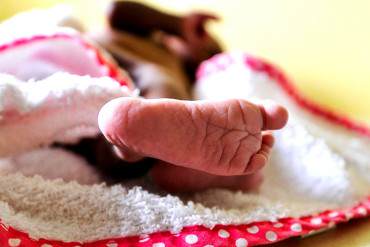 ¡DESGARRADOR! Madre abandona en una CAJA a una bebé recién nacida en Miranda