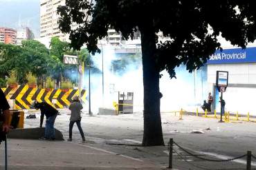 ¡SIGUE LA REPRESIÓN! GNB ataca con bombas lacrimógenas protesta de Bello Monte (+Fotos)