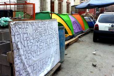 ¡LA FARSA SOCIALISTA! Más de 3 años tienen 30 familias en CARPAS esperando por viviendas