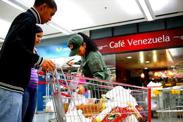 ¡A LA CUBANA! Zulianos no pueden comprar alimentos regulados más de UNA VEZ por semana