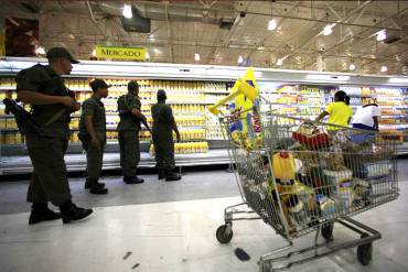 ¡PA’ LO QUE QUEDARON! Régimen envía a GNB y policías a supermercados para evitar trifulcas