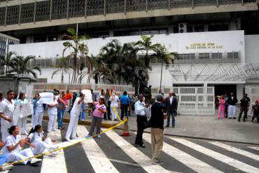 ¡RÉGIMEN MALANDRO! Colectivos de «paz» GOLPEAN a pediatras del Hospital JM de los Ríos