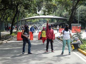 ¡ATENCIÓN! Colectivos atacan a estudiantes, reportan enfrentamiento en la UCV #30S (+ Fotos)